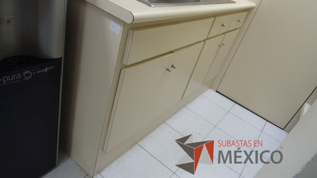 Lote 498 - Barra para cocina, credenza de madera con 3 puertas, gabinete superior, mueble de cocina con tarja de acero inoxidable, 4 puertas, mesa de apoyo y 2 sillas pegables - Imagen 16