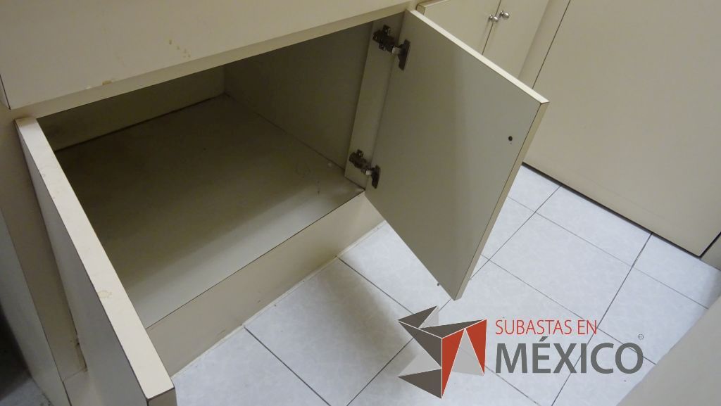 Lote 498 - Barra para cocina, credenza de madera con 3 puertas, gabinete superior, mueble de cocina con tarja de acero inoxidable, 4 puertas, mesa de apoyo y 2 sillas pegables - Imagen 18