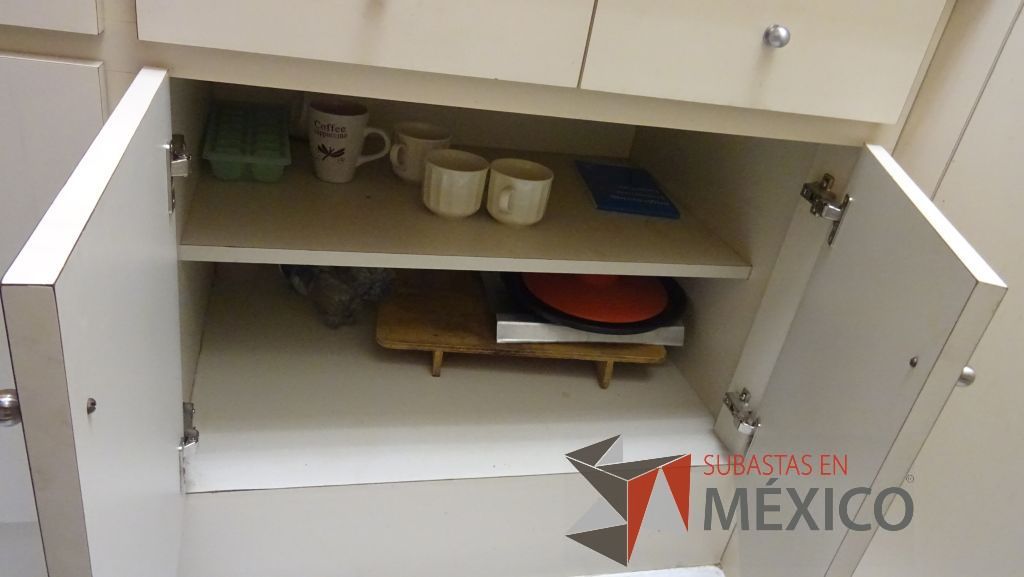 Lote 498 - Barra para cocina, credenza de madera con 3 puertas, gabinete superior, mueble de cocina con tarja de acero inoxidable, 4 puertas, mesa de apoyo y 2 sillas pegables - Imagen 19