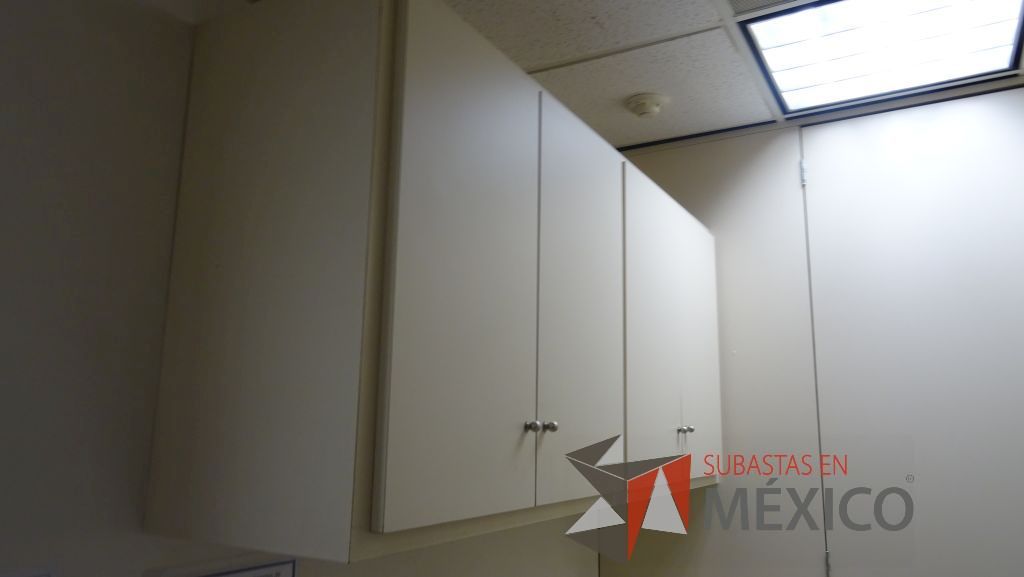 Lote 498 - Barra para cocina, credenza de madera con 3 puertas, gabinete superior, mueble de cocina con tarja de acero inoxidable, 4 puertas, mesa de apoyo y 2 sillas pegables - Imagen 10
