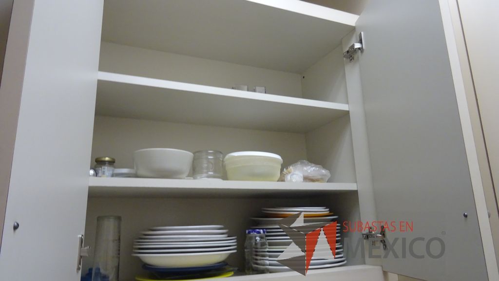 Lote 498 - Barra para cocina, credenza de madera con 3 puertas, gabinete superior, mueble de cocina con tarja de acero inoxidable, 4 puertas, mesa de apoyo y 2 sillas pegables - Imagen 13