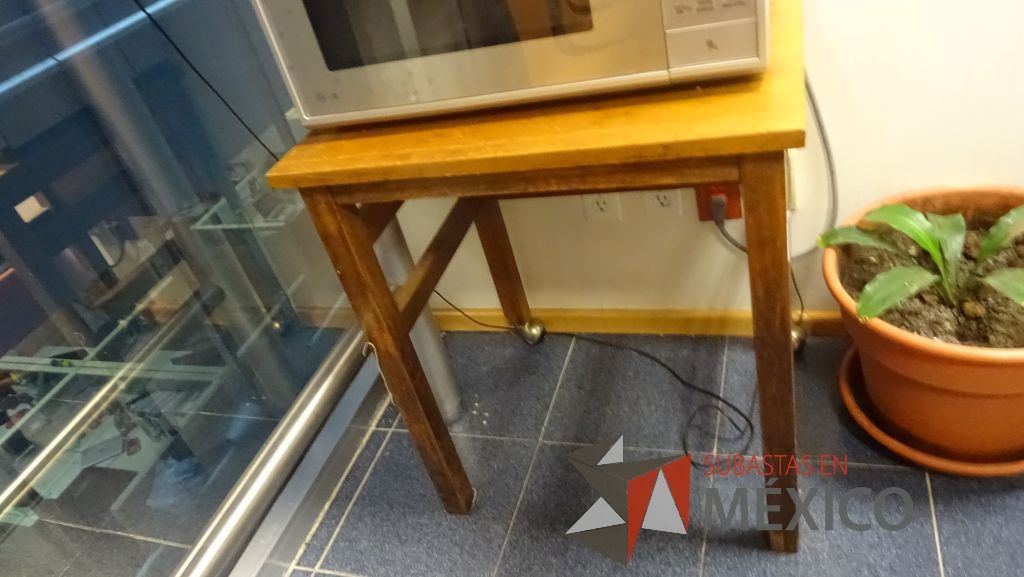 Lote 498 - Barra para cocina, credenza de madera con 3 puertas, gabinete superior, mueble de cocina con tarja de acero inoxidable, 4 puertas, mesa de apoyo y 2 sillas pegables - Imagen 20