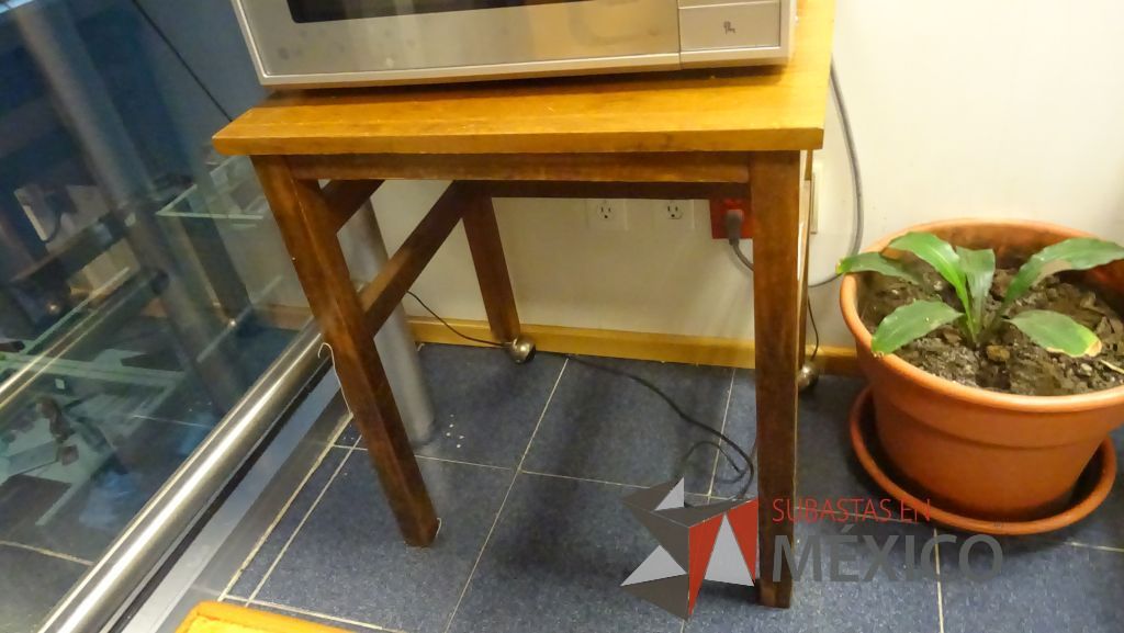 Lote 498 - Barra para cocina, credenza de madera con 3 puertas, gabinete superior, mueble de cocina con tarja de acero inoxidable, 4 puertas, mesa de apoyo y 2 sillas pegables - Imagen 21