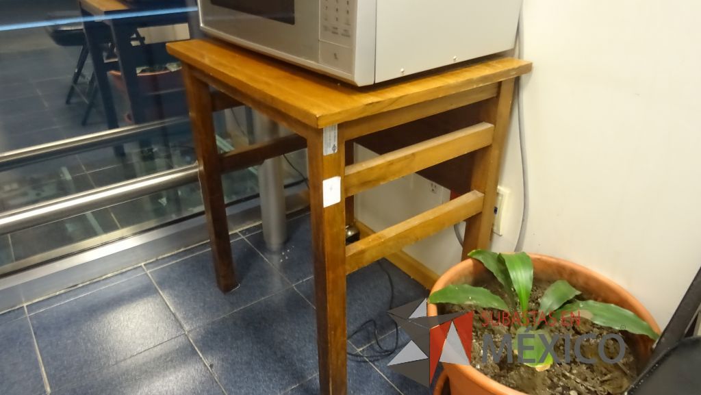 Lote 498 - Barra para cocina, credenza de madera con 3 puertas, gabinete superior, mueble de cocina con tarja de acero inoxidable, 4 puertas, mesa de apoyo y 2 sillas pegables - Imagen 22