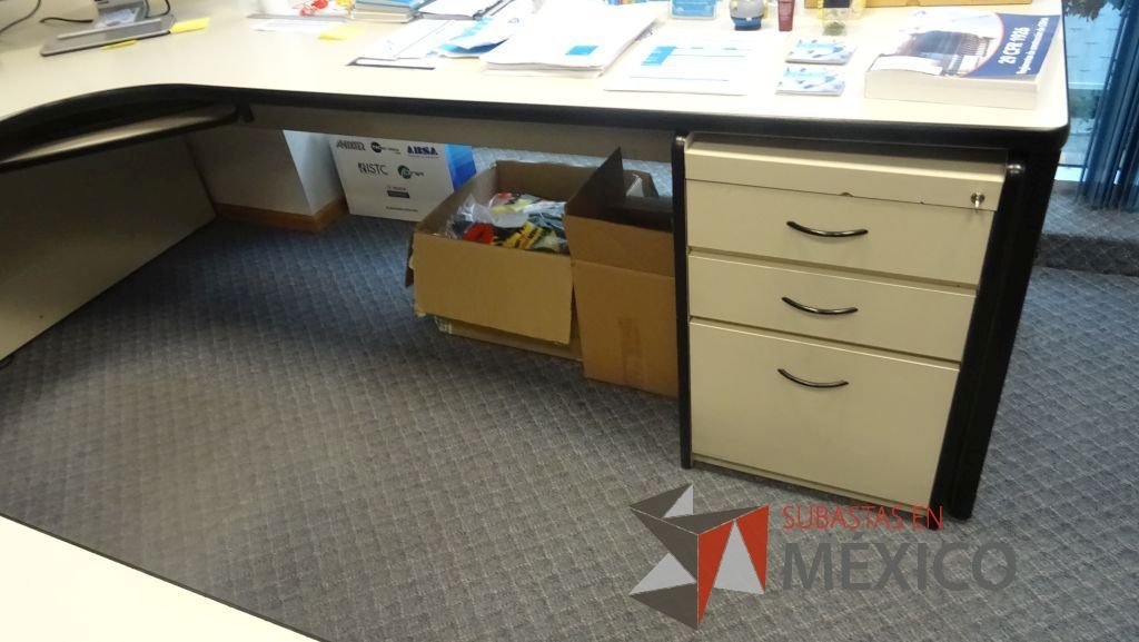 Lote 505 - Escritorio en herradura con archivero vertical y mesa redonda con base metálica