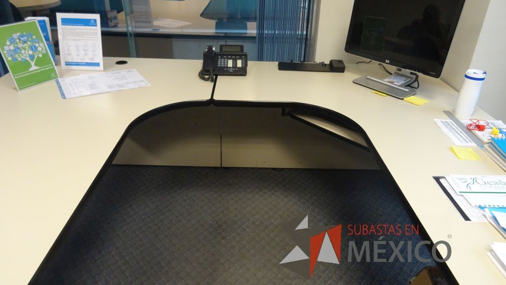 Lote 505 - Escritorio en herradura con archivero vertical y mesa redonda con base metálica - Imagen 2