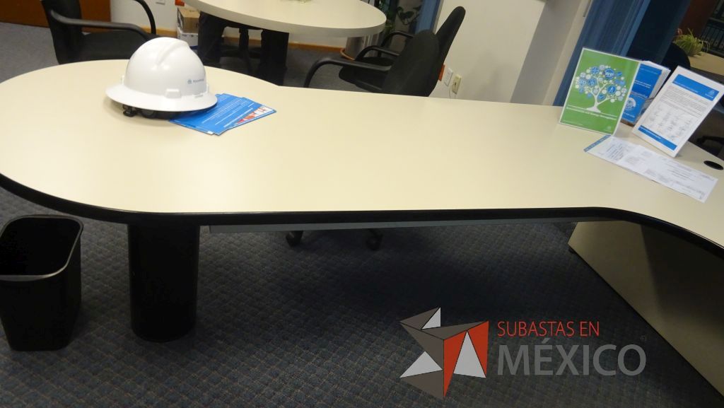Lote 505 - Escritorio en herradura con archivero vertical y mesa redonda con base metálica - Imagen 3