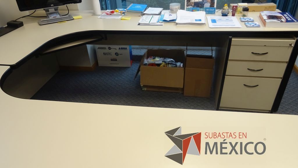 Lote 505 - Escritorio en herradura con archivero vertical y mesa redonda con base metálica - Imagen 7