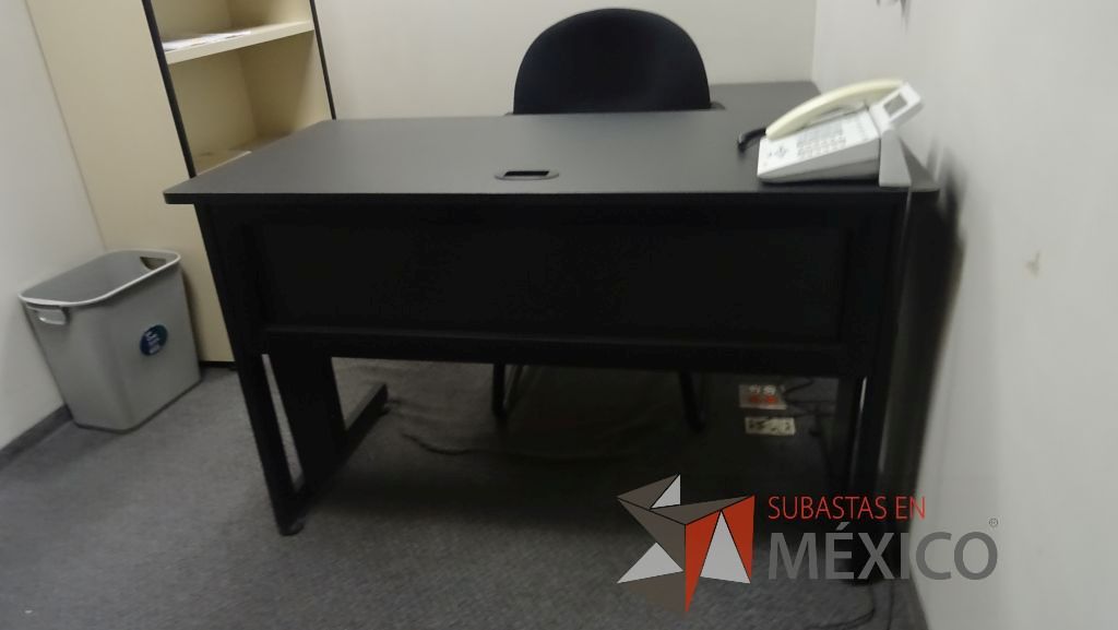 Lote 333 - Escritorio con portateclado y base metálica - Imagen 2