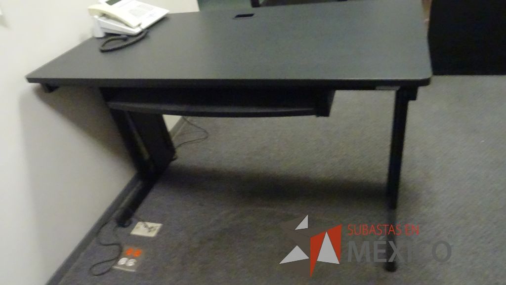 Lote 333 - Escritorio con portateclado y base metálica