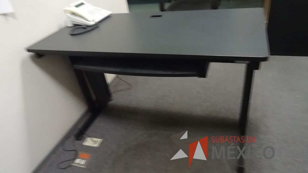 Lote 333 - Escritorio con portateclado y base metálica - Imagen 4
