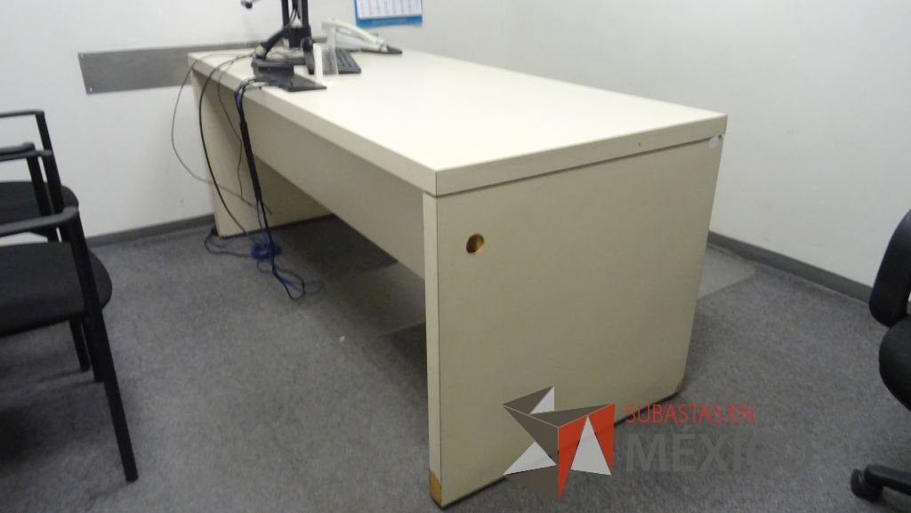 Lote 342 - Escritorio rectangular con 2 cajones del lado izquierdo y 1 cajón del lado derecho