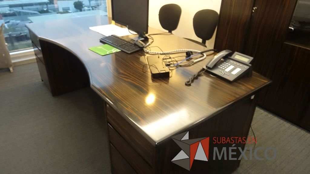 Lote 362 - Escritorio color café, mesa de apoyo y mueble de madera - Imagen 8