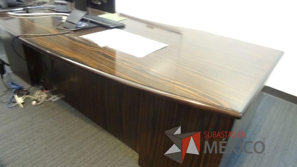 Lote 362 - Escritorio color café, mesa de apoyo y mueble de madera