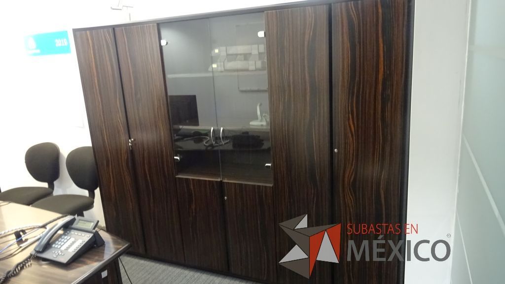 Lote 362 - Escritorio color café, mesa de apoyo y mueble de madera - Imagen 17