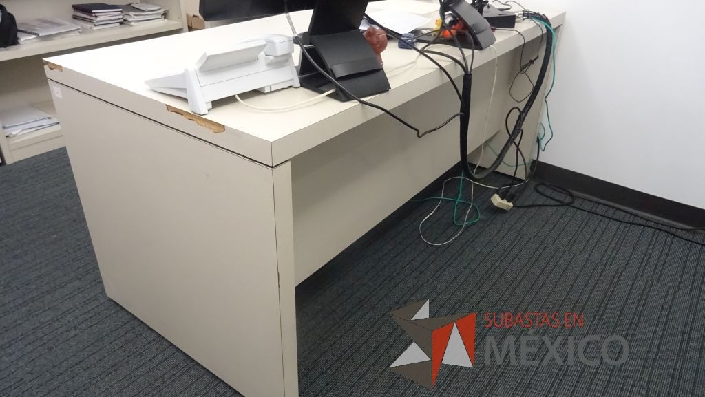 Lote 363 - Escritorio en escuadra, mesa cuadrada de trabajo, 2 sillas tipo trineo y pizarrón de corcho - Imagen 7