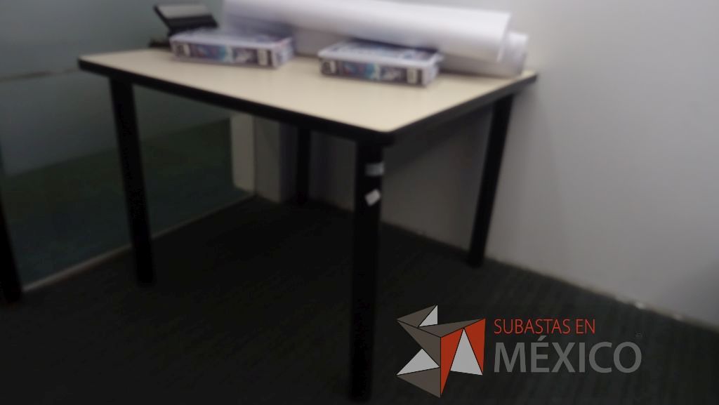Lote 363 - Escritorio en escuadra, mesa cuadrada de trabajo, 2 sillas tipo trineo y pizarrón de corcho - Imagen 2