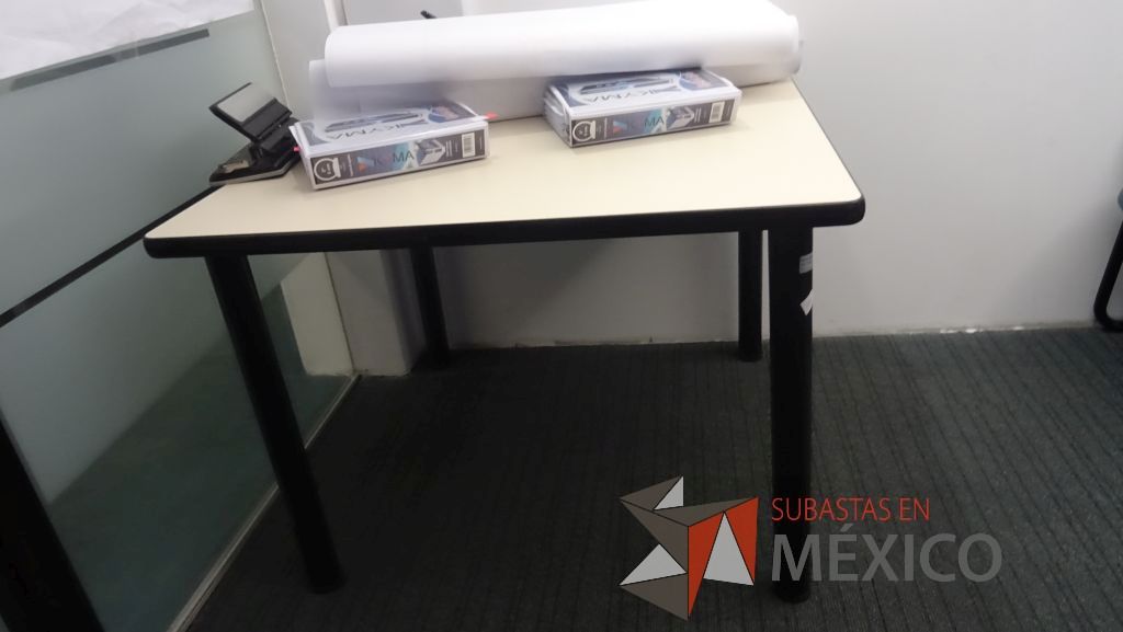 Lote 363 - Escritorio en escuadra, mesa cuadrada de trabajo, 2 sillas tipo trineo y pizarrón de corcho - Imagen 6