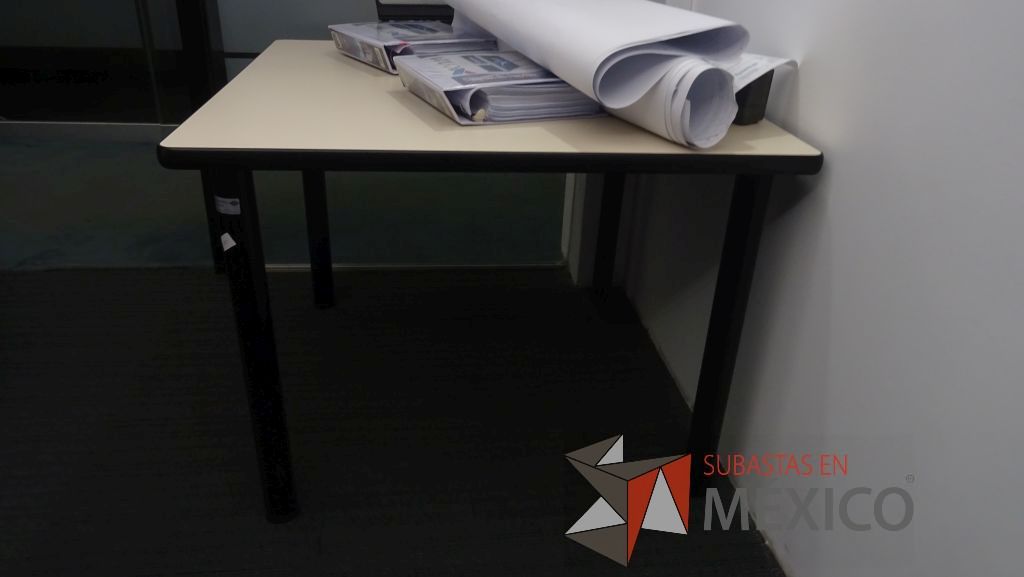 Lote 363 - Escritorio en escuadra, mesa cuadrada de trabajo, 2 sillas tipo trineo y pizarrón de corcho - Imagen 4