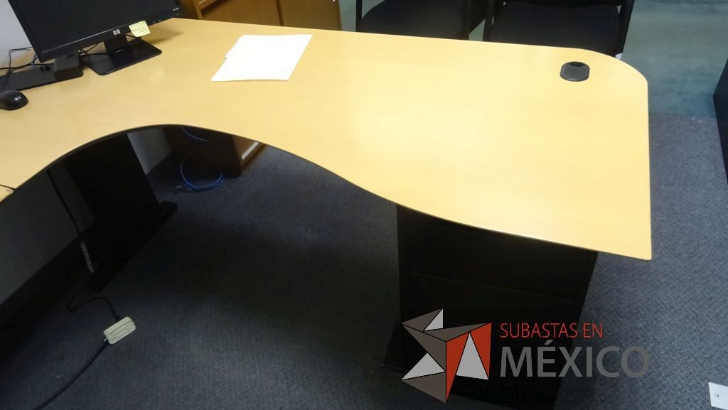 Lote 369 - Escritorio en escuadra con superficie de madera y base metálica con archivero vertical de 3 cajones - Imagen 2
