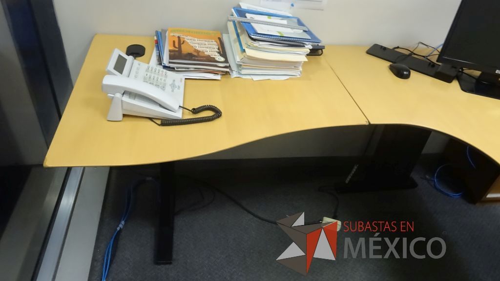 Lote 369 - Escritorio en escuadra con superficie de madera y base metálica con archivero vertical de 3 cajones - Imagen 3