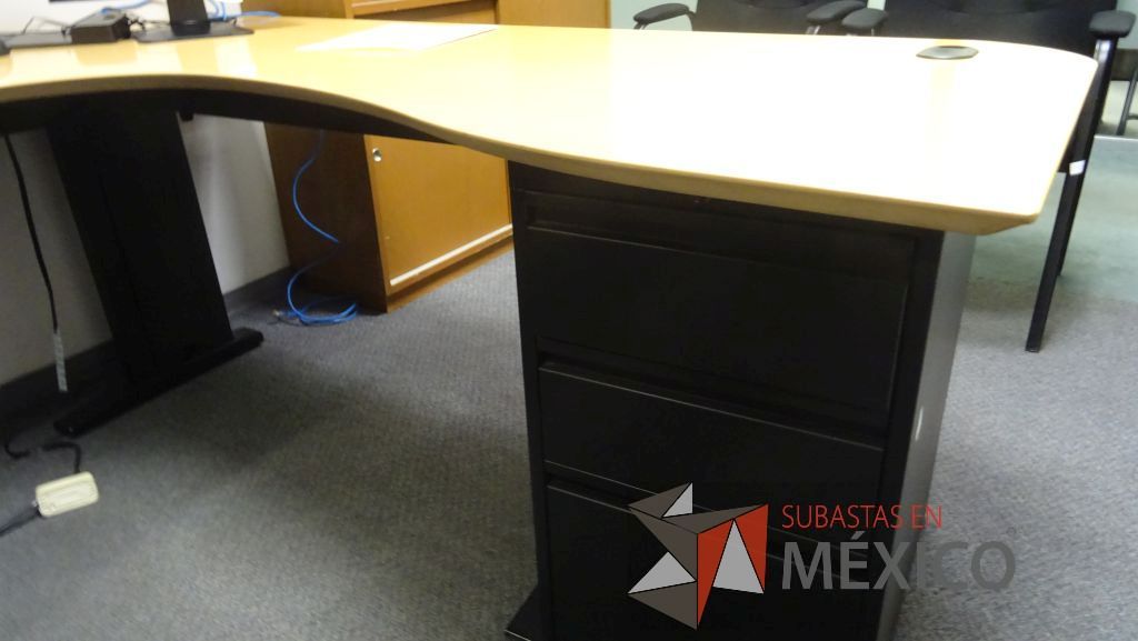 Lote 369 - Escritorio en escuadra con superficie de madera y base metálica con archivero vertical de 3 cajones - Imagen 4