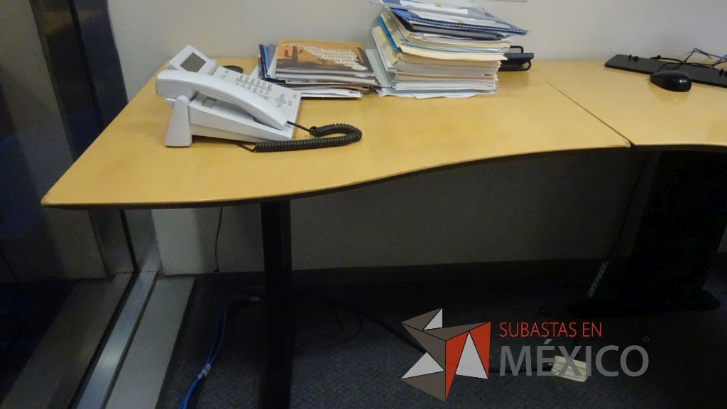 Lote 369 - Escritorio en escuadra con superficie de madera y base metálica con archivero vertical de 3 cajones