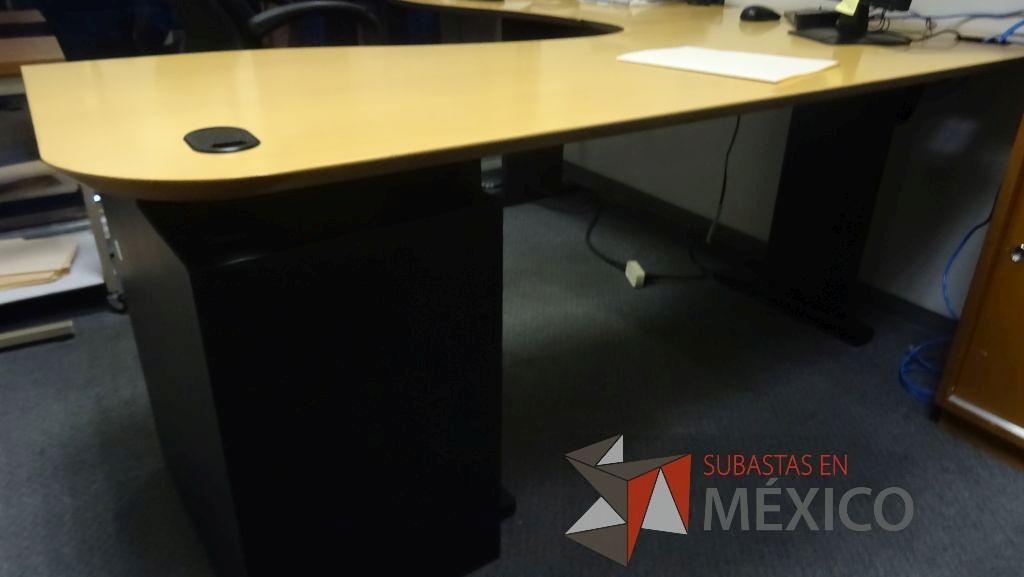 Lote 369 - Escritorio en escuadra con superficie de madera y base metálica con archivero vertical de 3 cajones - Imagen 5
