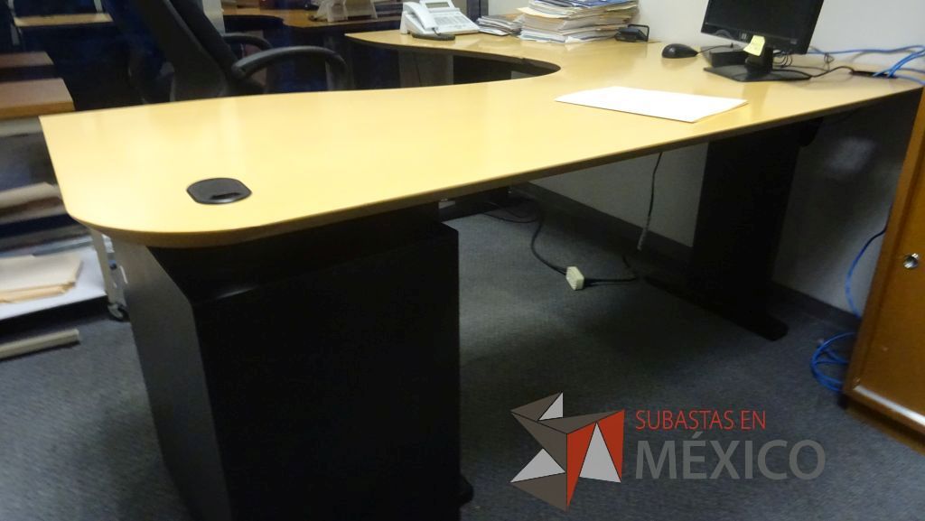 Lote 369 - Escritorio en escuadra con superficie de madera y base metálica con archivero vertical de 3 cajones - Imagen 6