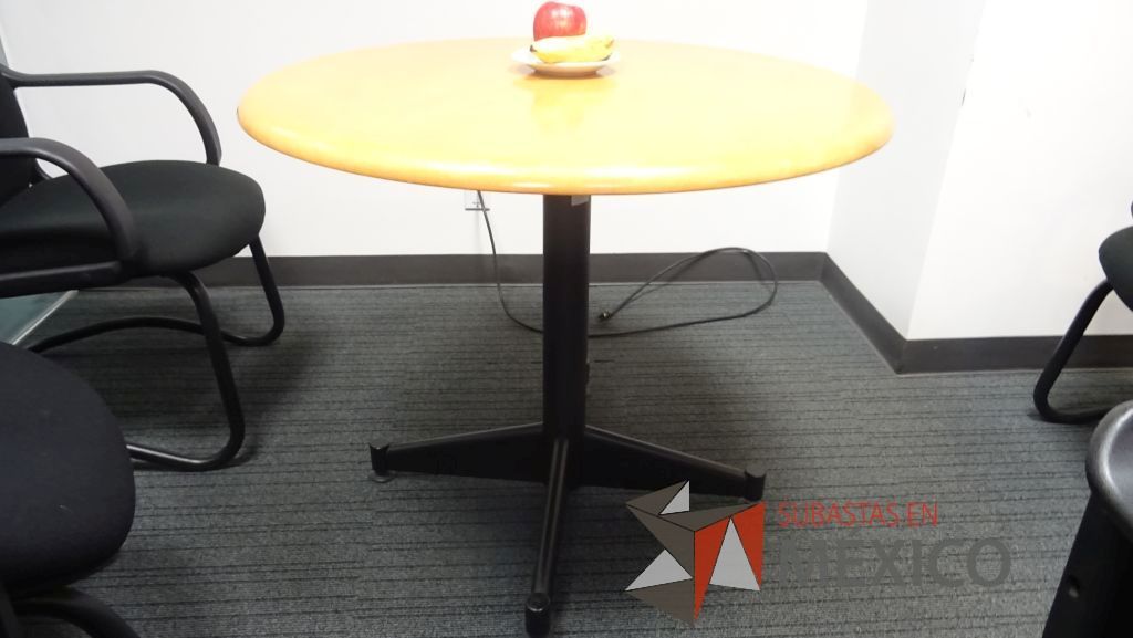 Lote 374 - Mesa redonda, escritorio en escuadra con cubierta de madera, gabinete alto de 2 puertas y archivero vertical