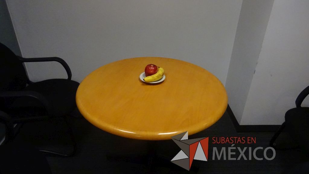 Lote 374 - Mesa redonda, escritorio en escuadra con cubierta de madera, gabinete alto de 2 puertas y archivero vertical - Imagen 9