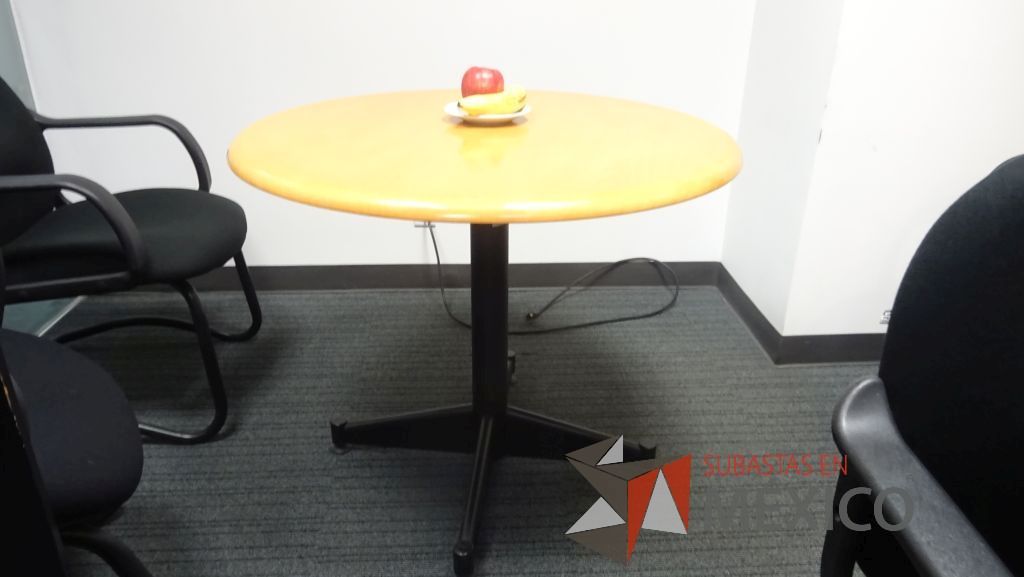 Lote 374 - Mesa redonda, escritorio en escuadra con cubierta de madera, gabinete alto de 2 puertas y archivero vertical - Imagen 3