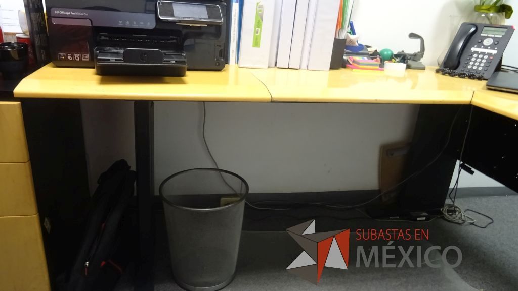 Lote 374 - Mesa redonda, escritorio en escuadra con cubierta de madera, gabinete alto de 2 puertas y archivero vertical - Imagen 17