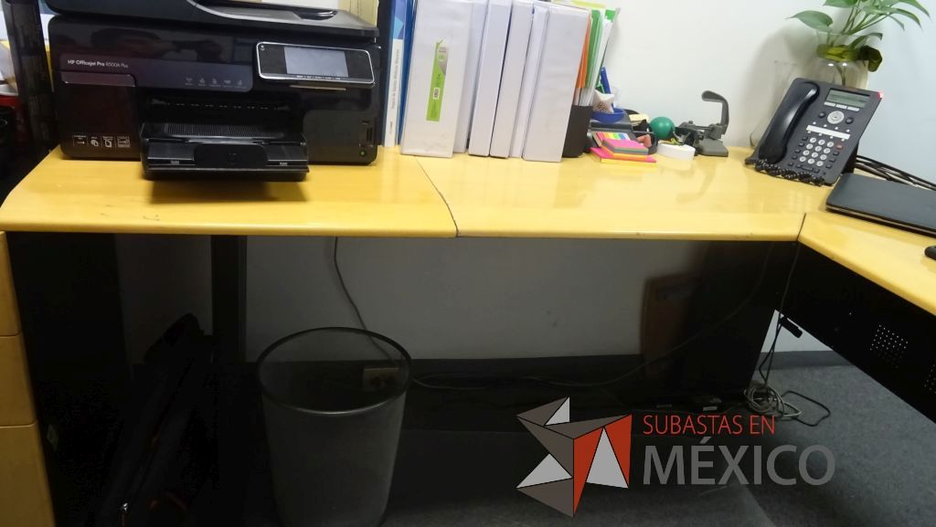 Lote 374 - Mesa redonda, escritorio en escuadra con cubierta de madera, gabinete alto de 2 puertas y archivero vertical - Imagen 5