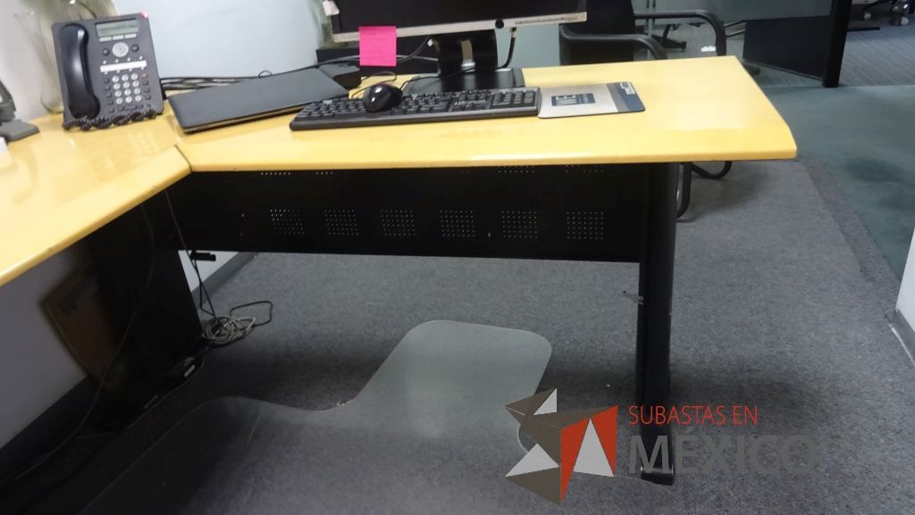 Lote 374 - Mesa redonda, escritorio en escuadra con cubierta de madera, gabinete alto de 2 puertas y archivero vertical - Imagen 7