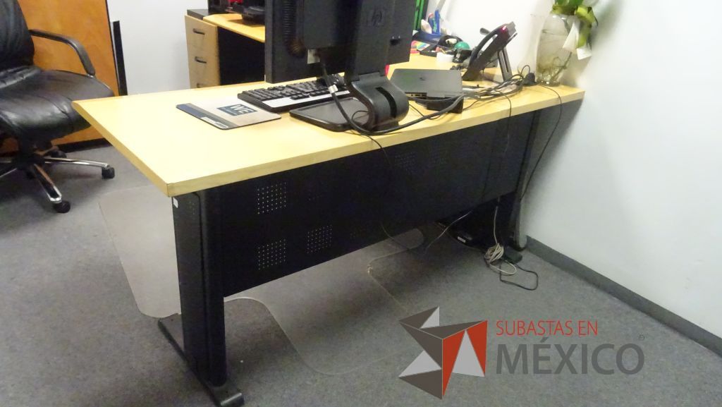 Lote 374 - Mesa redonda, escritorio en escuadra con cubierta de madera, gabinete alto de 2 puertas y archivero vertical - Imagen 10