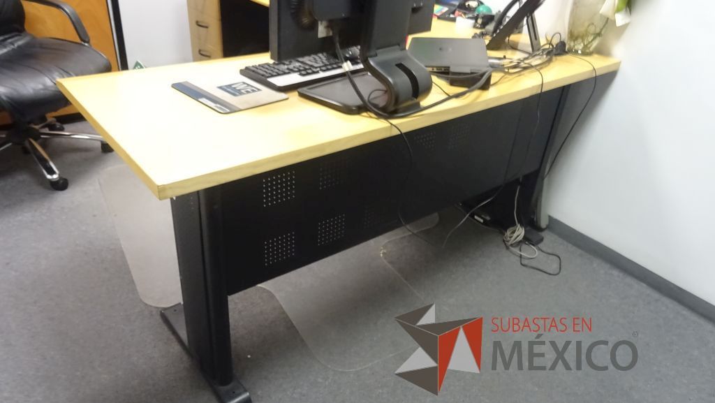 Lote 374 - Mesa redonda, escritorio en escuadra con cubierta de madera, gabinete alto de 2 puertas y archivero vertical - Imagen 12