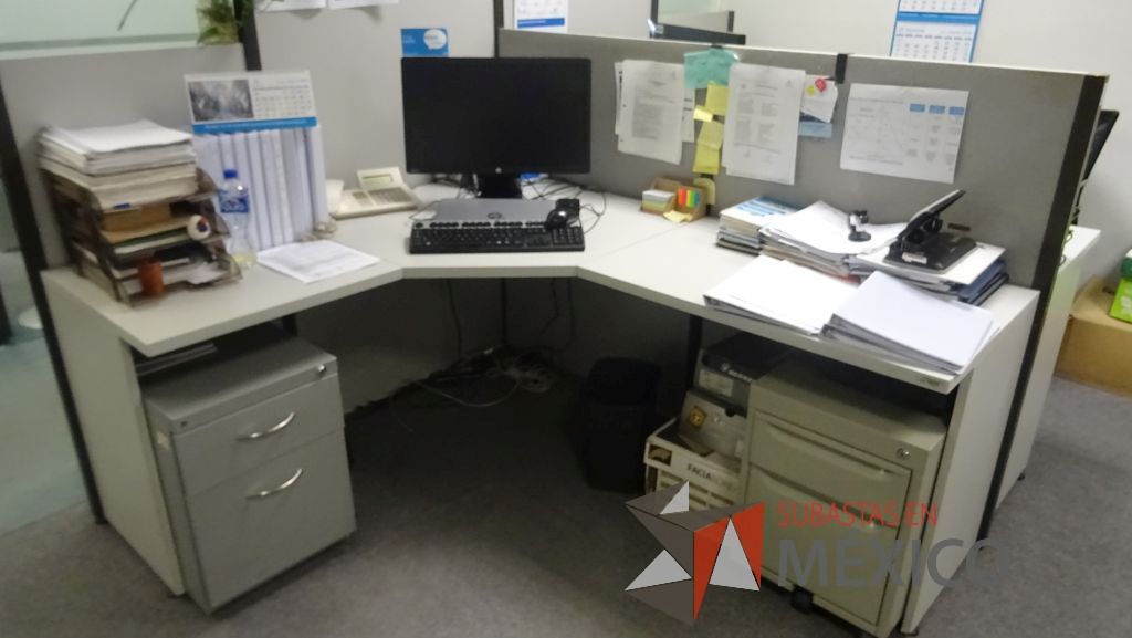 Lote 377 - Estación de trabajo para 4 personas, puertas de madera, cancel y puerta de cristal - Imagen 2