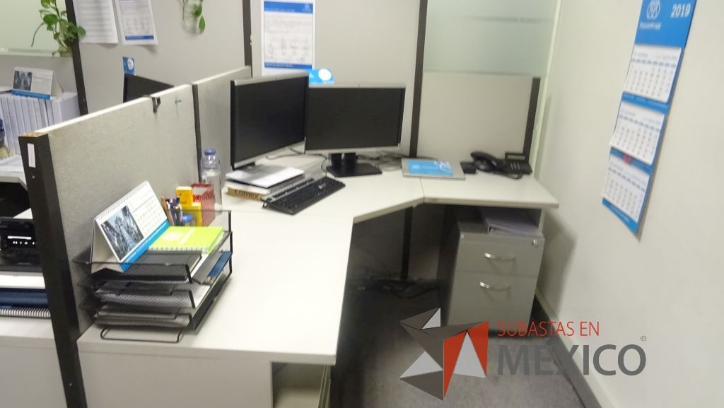 Lote 377 - Estación de trabajo para 4 personas, puertas de madera, cancel y puerta de cristal