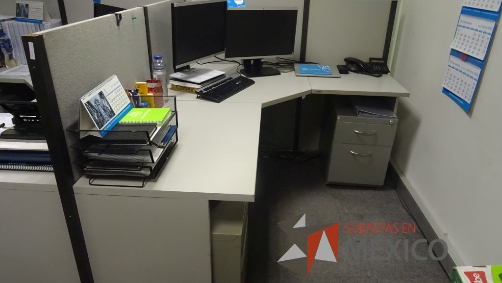 Lote 377 - Estación de trabajo para 4 personas, puertas de madera, cancel y puerta de cristal - Imagen 3