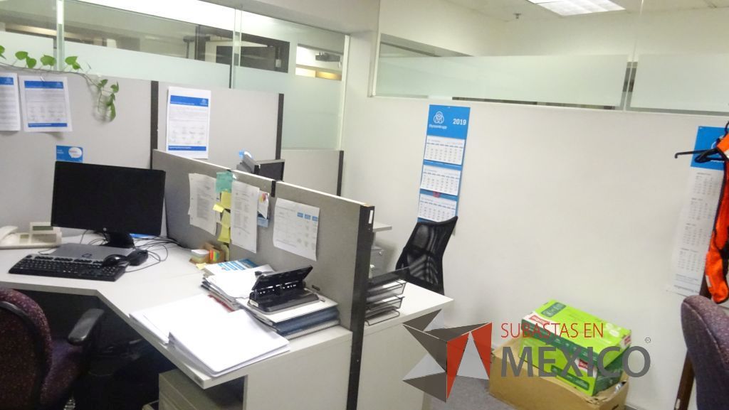 Lote 377 - Estación de trabajo para 4 personas, puertas de madera, cancel y puerta de cristal - Imagen 5