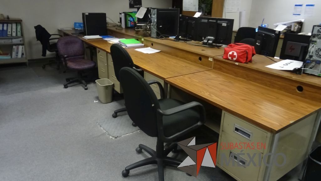 Lote 380 - Estación de trabajo para 8 personas conformado por 8 escritorios y pantalla manual - Imagen 2