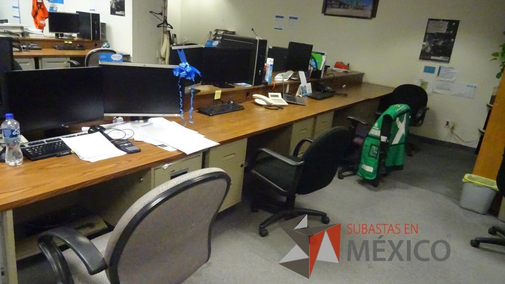 Lote 380 - Estación de trabajo para 8 personas conformado por 8 escritorios y pantalla manual - Imagen 4