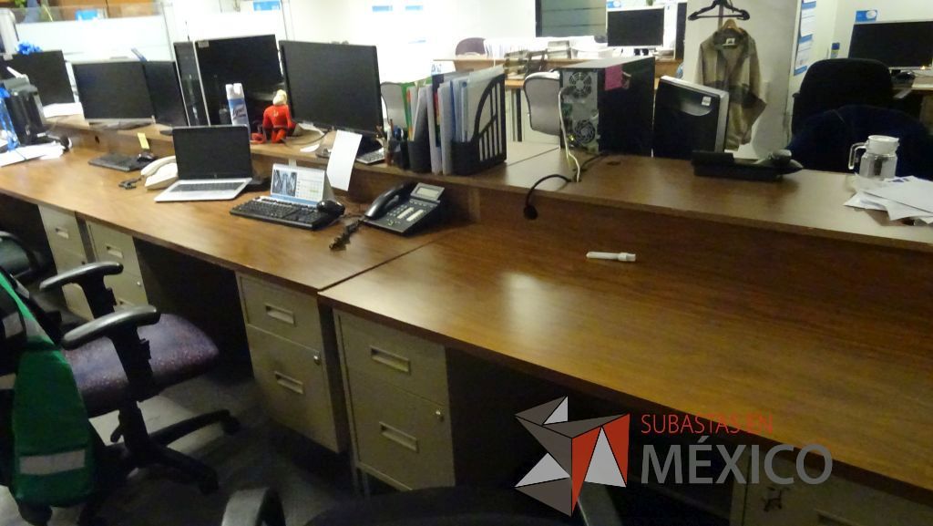 Lote 380 - Estación de trabajo para 8 personas conformado por 8 escritorios y pantalla manual - Imagen 5