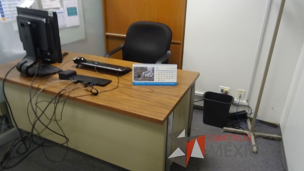 Lote 381 - 2 Escritorios metálicos con superficie de formaica y 8 sillas operativas