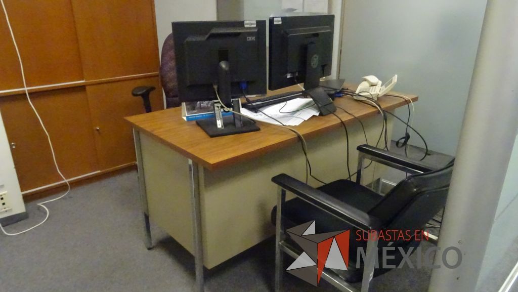 Lote 381 - 2 Escritorios metálicos con superficie de formaica y 8 sillas operativas - Imagen 5