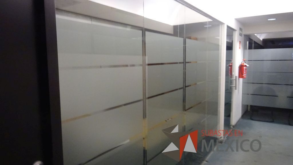 Lote 377 - Estación de trabajo para 4 personas, puertas de madera, cancel y puerta de cristal - Imagen 12