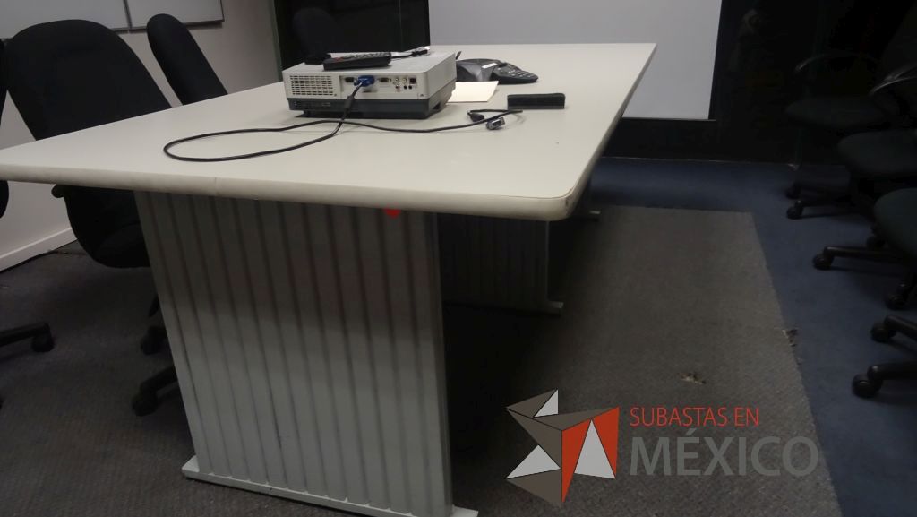 Lote 378 - Pizarrón blanco y mesa de sala de juntas para 6 personas