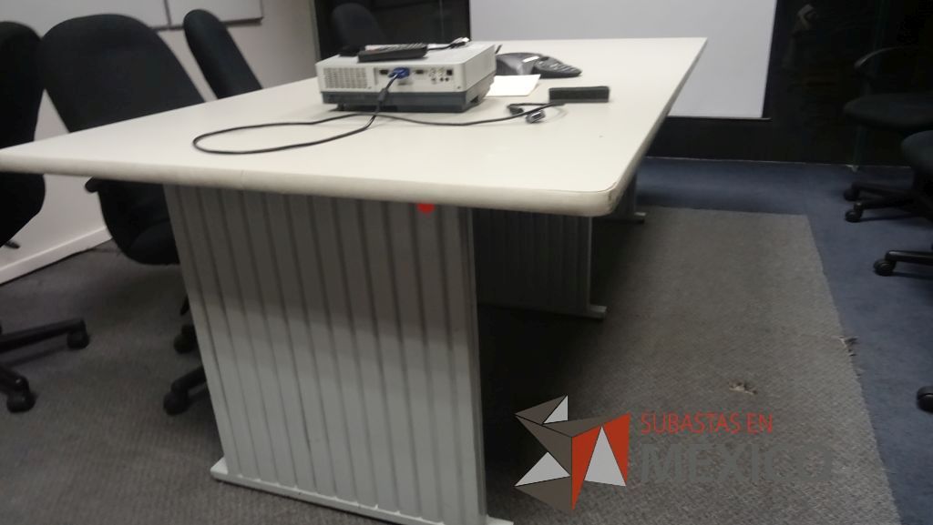 Lote 378 - Pizarrón blanco y mesa de sala de juntas para 6 personas - Imagen 4