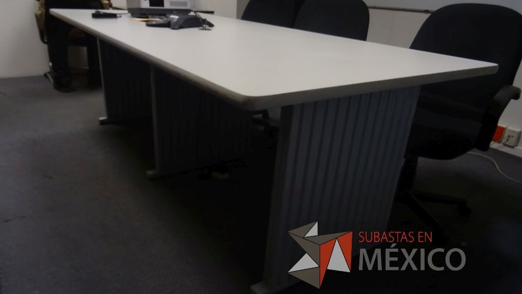 Lote 378 - Pizarrón blanco y mesa de sala de juntas para 6 personas - Imagen 6